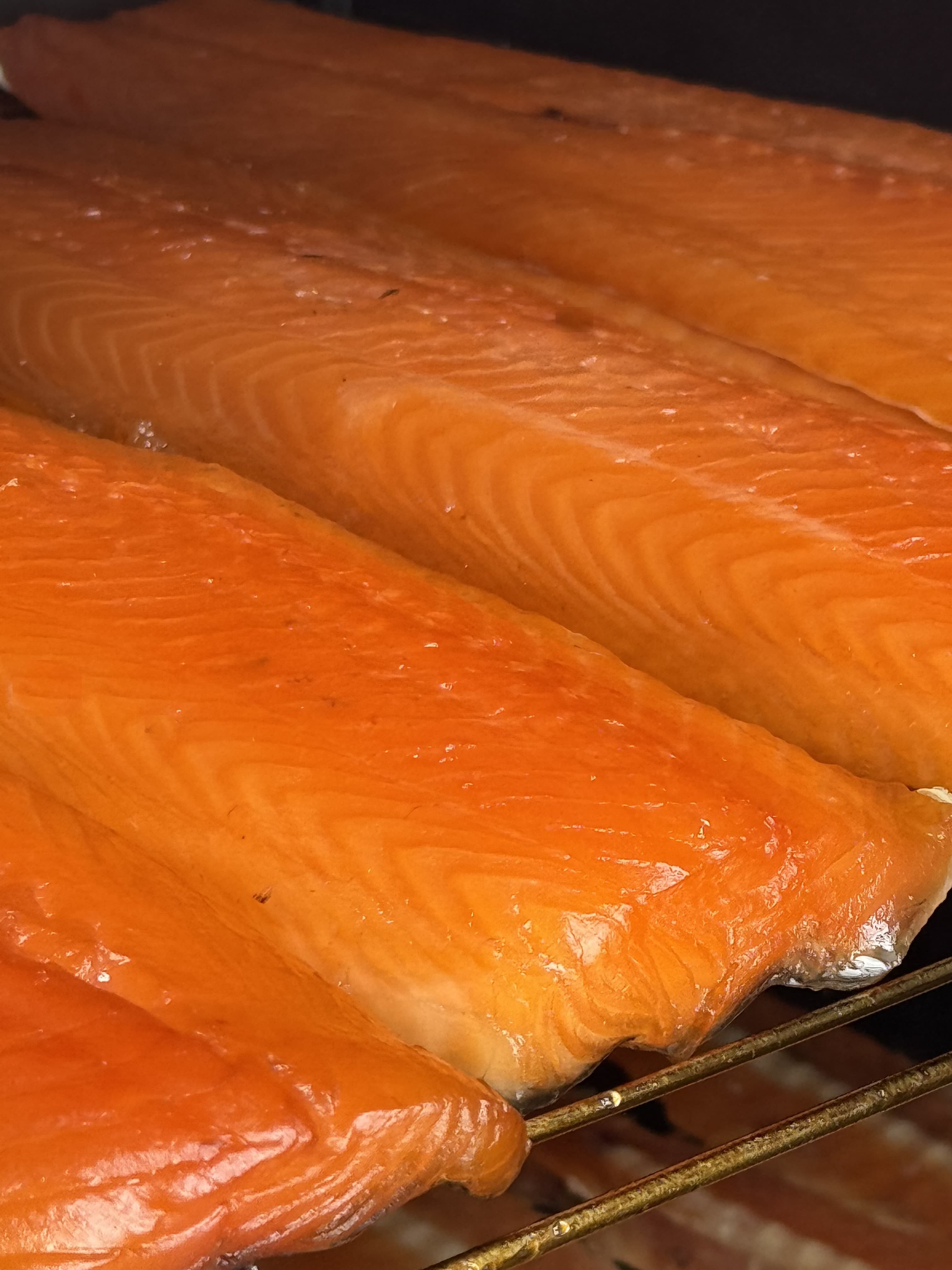 Nærbilde av røkt laksefilet — produkt fra AVREN.