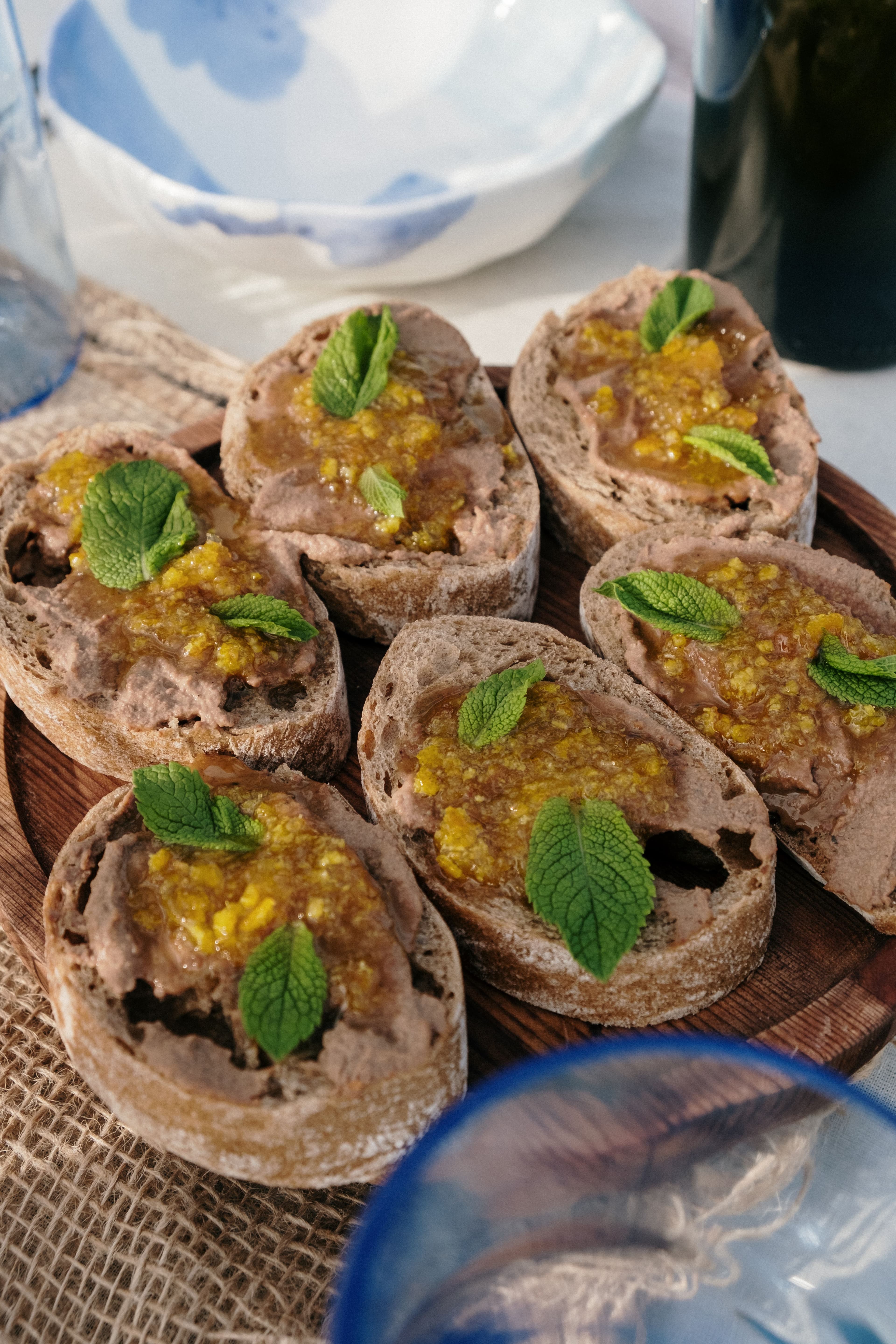 Paté på toast av mørkt brød