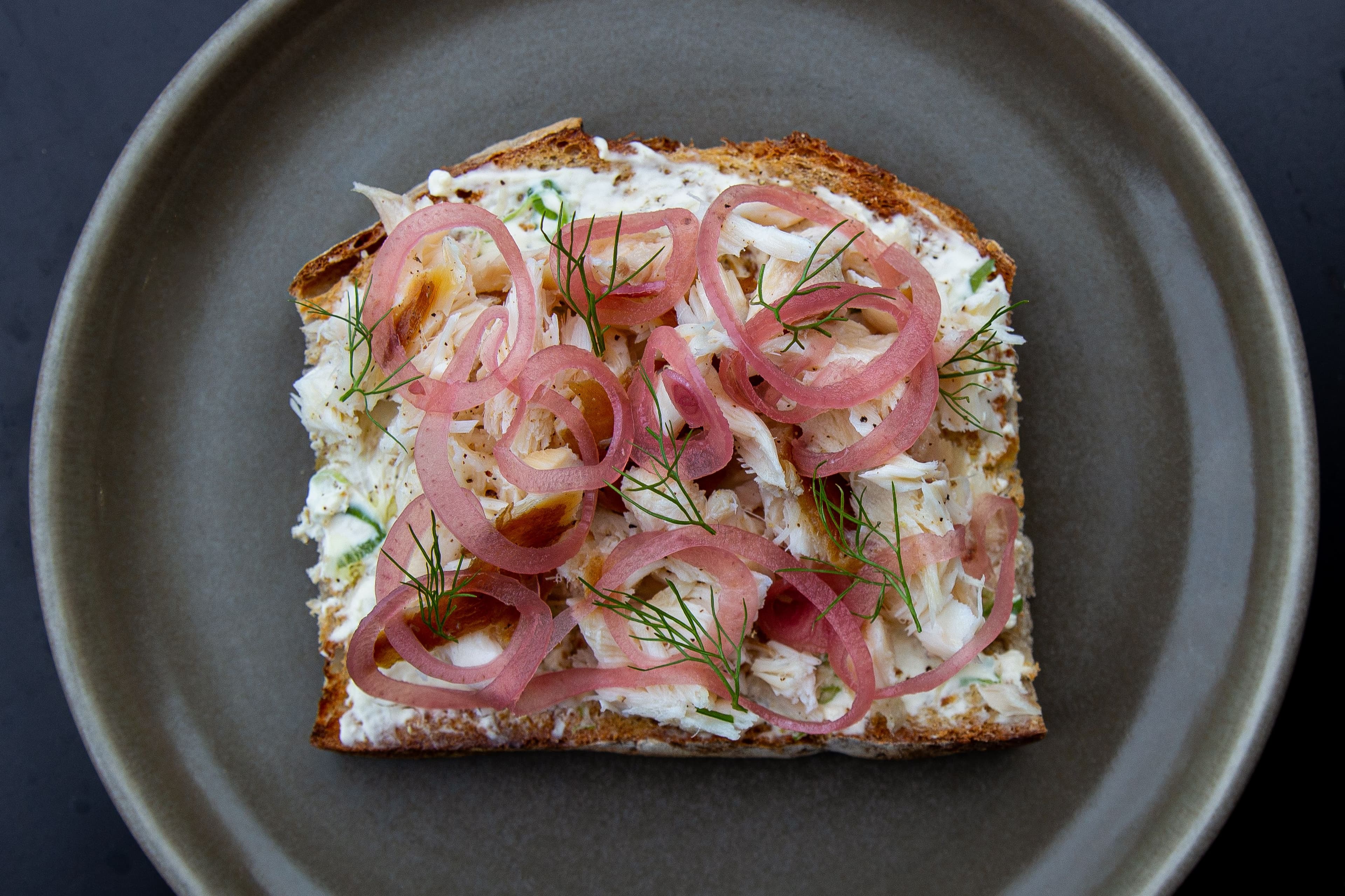 Sild med marinert løk og kremost