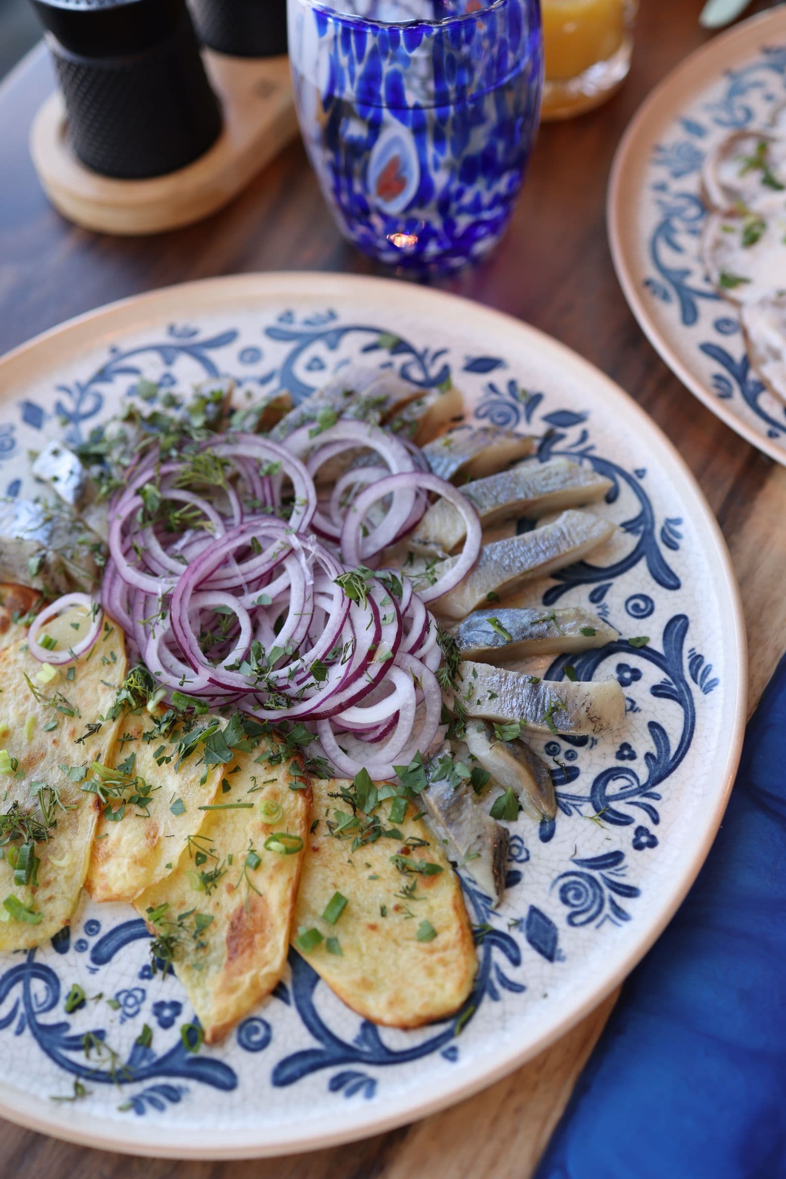 Sild med marinert løk og syltet agurk