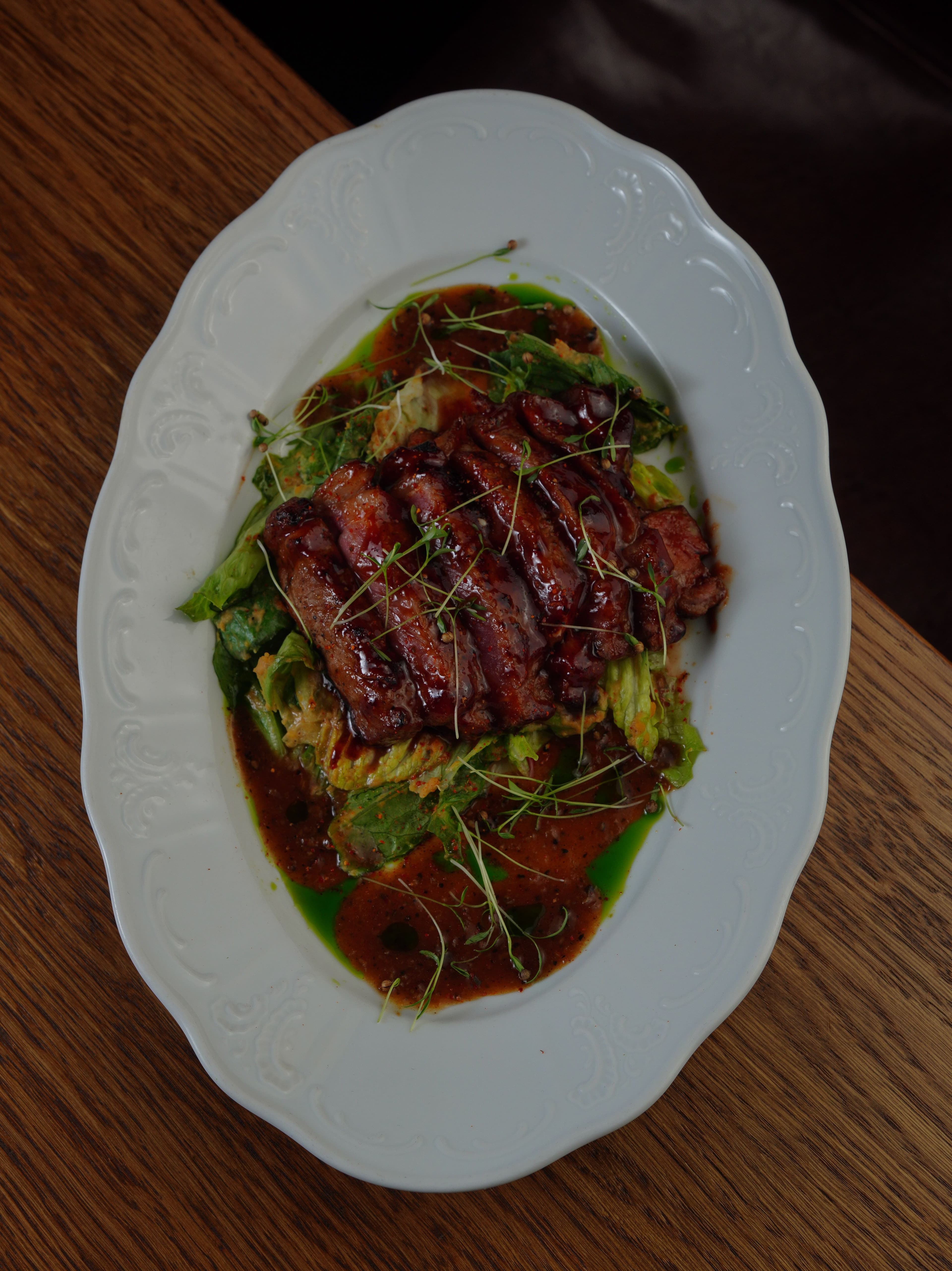 Salat med storfekjøtt og pistasjdressing